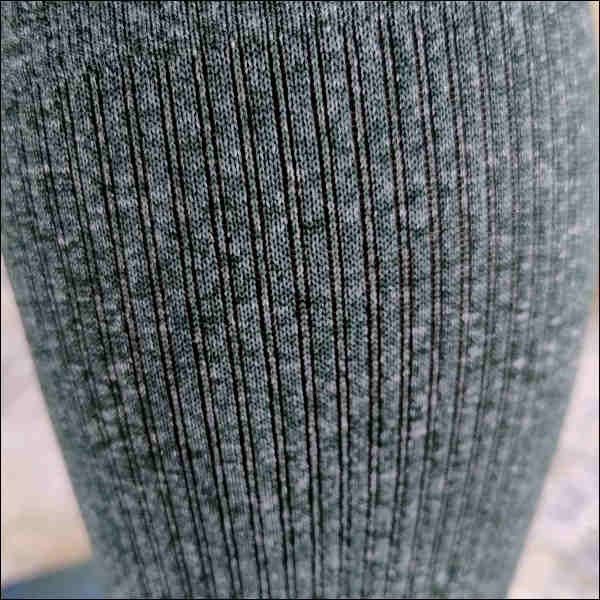 Detailaufnahme der Baumwollstützsocken mit feinem Linienmuster