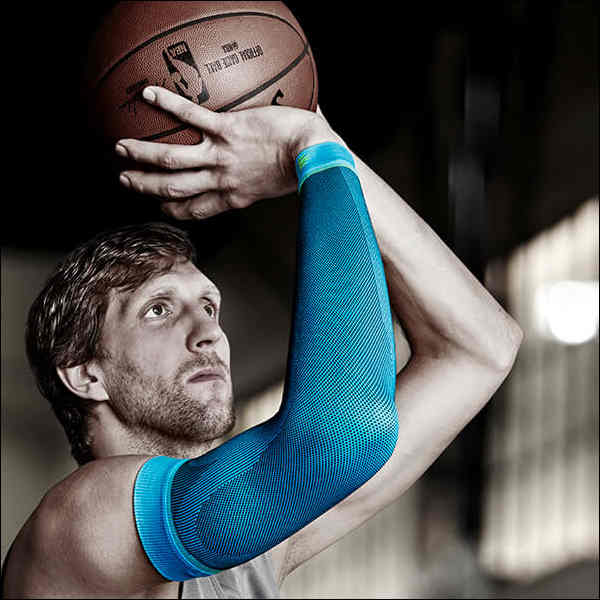 Sports Compression Arm Sleeves beim Basketball